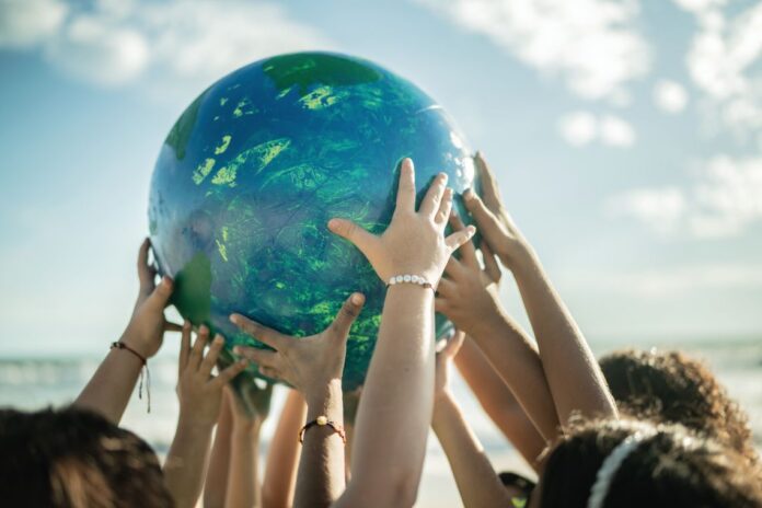 Peace-c-F G Trade Latin-iStock-1435661969